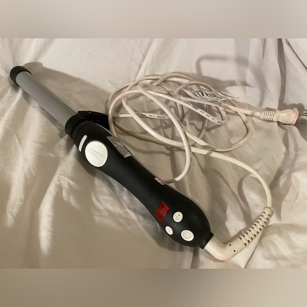 BEACHWAVER® S1 DUAL VOLTAGE BLACK ROTATING CURLING IRON
